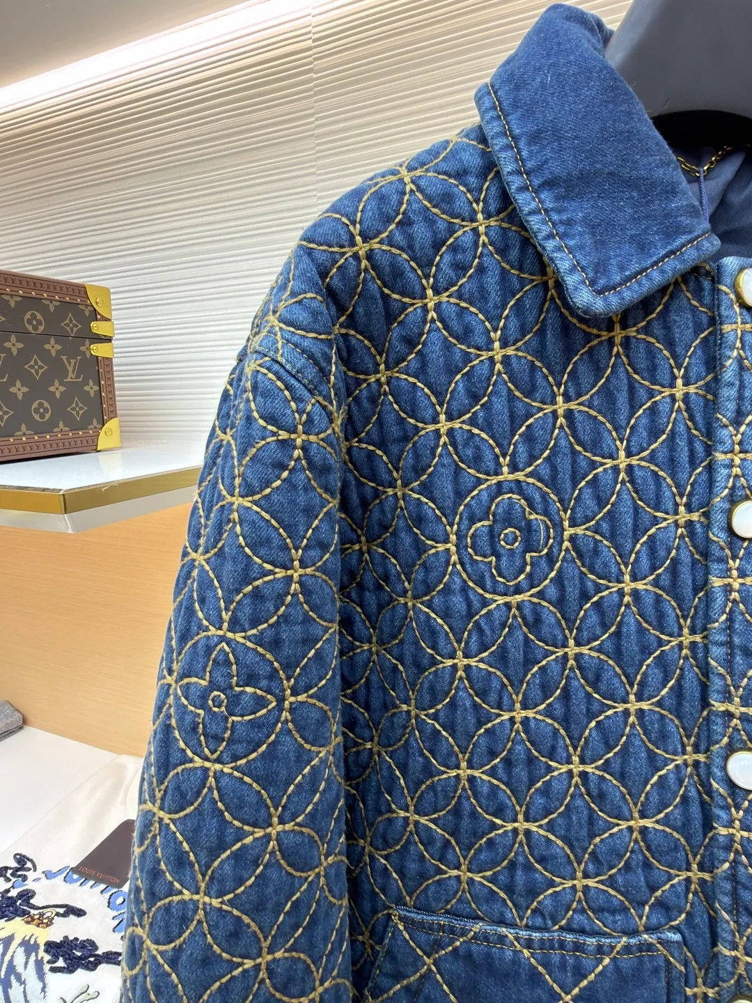 LOUIS VUITTON coin embroidered lapel denim cotton jacket ●Original version: purchased and developed by 22589 ●Item number: 1682368-D45 ●Fabric: cotton fabric ●Technology: embroidery production ●Color: blue ●Version: fitted version ●Weight: about 1725 grams ●Size: 44-46-48-50 ●Description: Based on denim fabric, this product breaks through the rough frame of traditional work jackets and achieves functional upgrades through built-in quilting and full-width quilting processes. The outer layer is made of high-quality denim, which is washed to give it a retro texture and soft touch; it is filled with polyester fiber filler, which is light, fluffy and has good warmth retention. It retains the texture of denim while maintaining softness, and is combined with the quilted cotton layer to balance warmth and stiffness. The core technology lies in full-width quilting: precise stitching is used to fix the filling and fabric to form a concave and convex three-dimensional pattern. The quilting stitching not only fixes the filling to avoid shifting, but also cleverly outlines the Dandy Monogram pattern, and gives the jacket a unique texture level. The logo is transformed into a three-dimensional texture to achieve the unity of functionality and decoration. The overall wiring is straight and delicate, the fabric is comfortable and soft, and the color is consistent without color difference. It can be matched with the same style to create a fashionable look and control various occasions. Customized accessories, complete with three standards, same style for men and women!